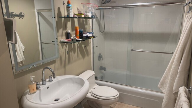 Building Photo - 175 E Delaware Pl