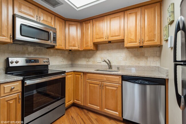 Building Photo - 40 E Delaware Pl