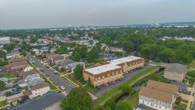 Building Photo - 300 W Munsell Ave