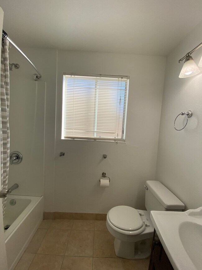 Building Photo - Spacious 5 Bed/4 Bath~