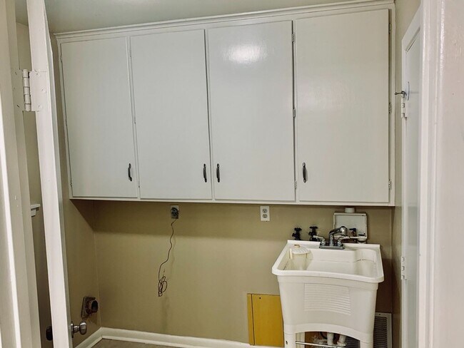 Building Photo - Immaculate home in Broadmoor