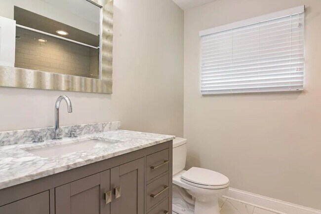 Building Photo - 143 Thelin Ct