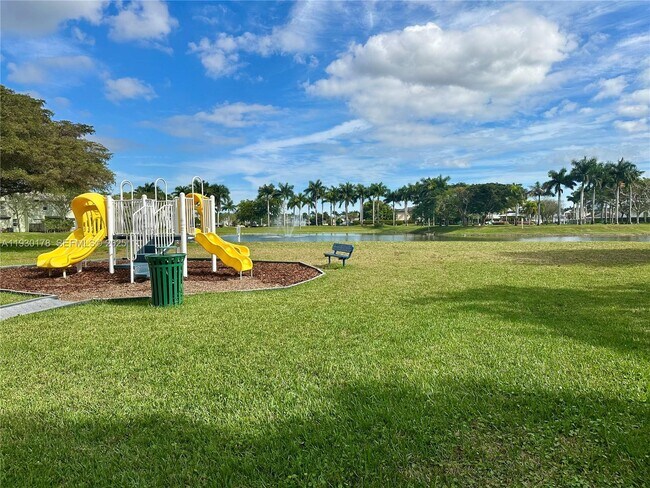 Building Photo - 2933 SE 2nd Dr