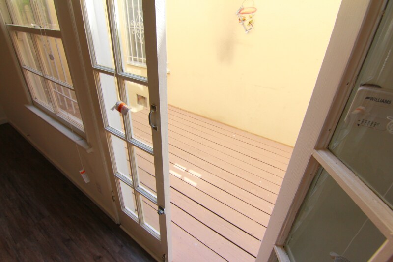 Building Photo - 5940 Melrose Ave