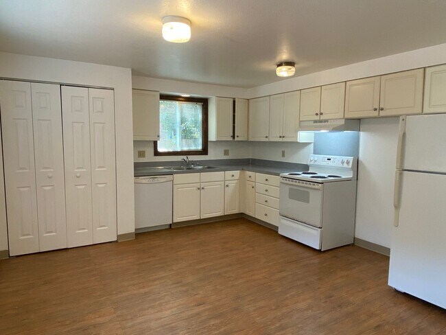 Building Photo - Four Bedroom Home Near Campus