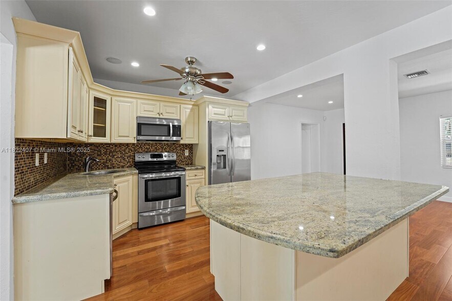 Building Photo - 12730 Ixora Rd