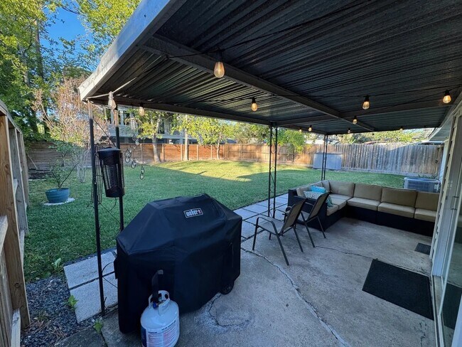 Building Photo - 2310 Hialeah Dr