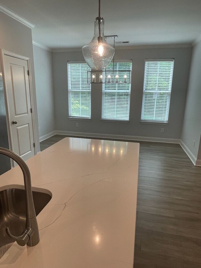 Building Photo - Amenities and Location Make this 3-Level Townhouse Amazing