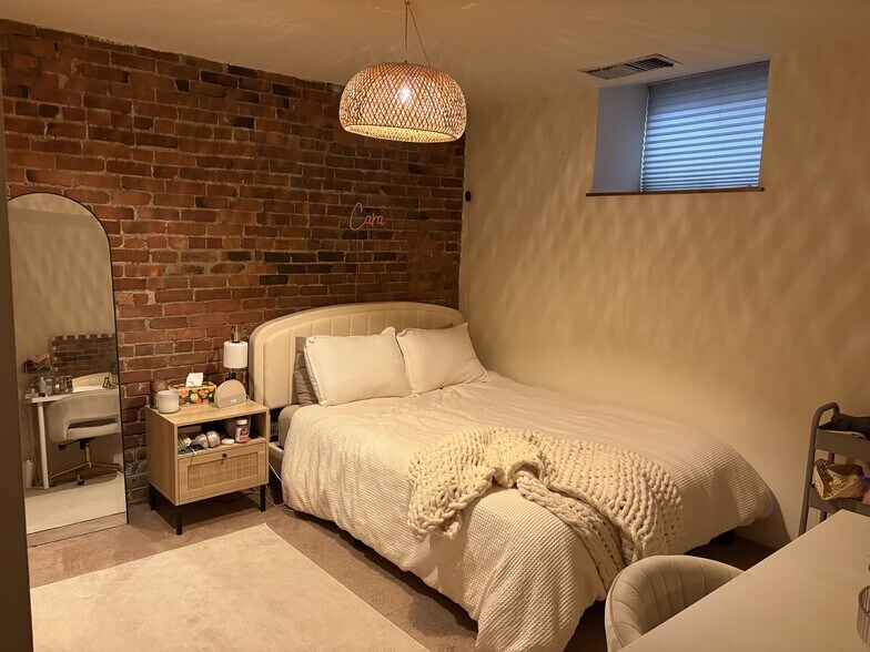 Building Photo - 87 Gainsborough St