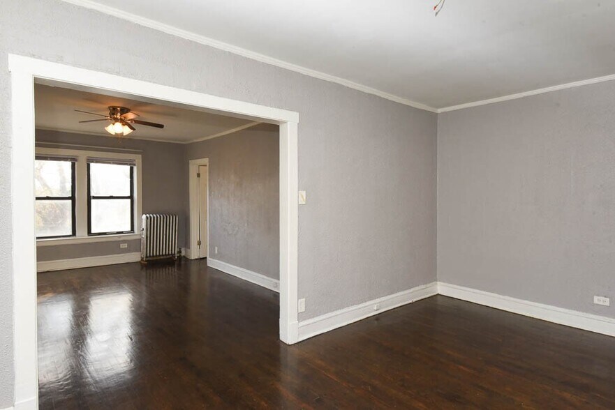 Building Photo - 3600 W Sunnyside Ave
