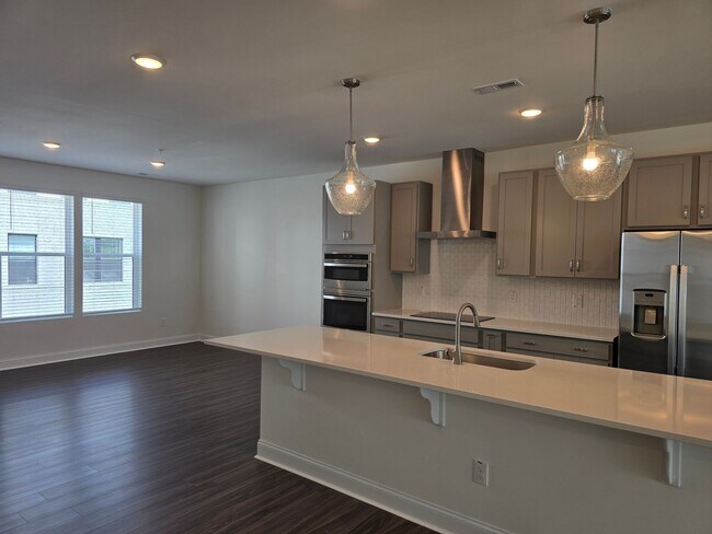 Building Photo - Brand Spankin' New Condo on White St!