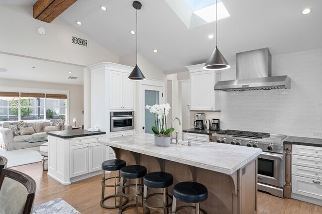 Building Photo - Stunning Single Family Home in the Heart o...