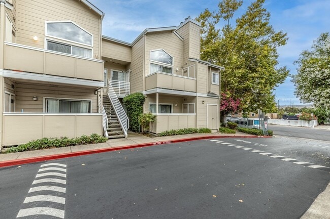 Primary Photo - 2 bed/2 bath Upstairs Condo!