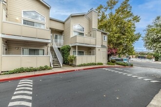 Building Photo - 2 bed/2 bath Upstairs Condo!