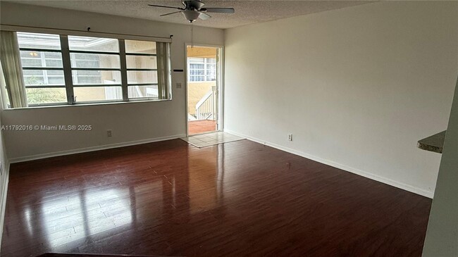 Building Photo - 1032 Twin Lakes Dr