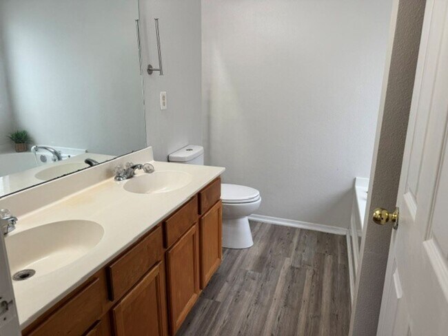 Building Photo - Nice 3/4 bedroom home