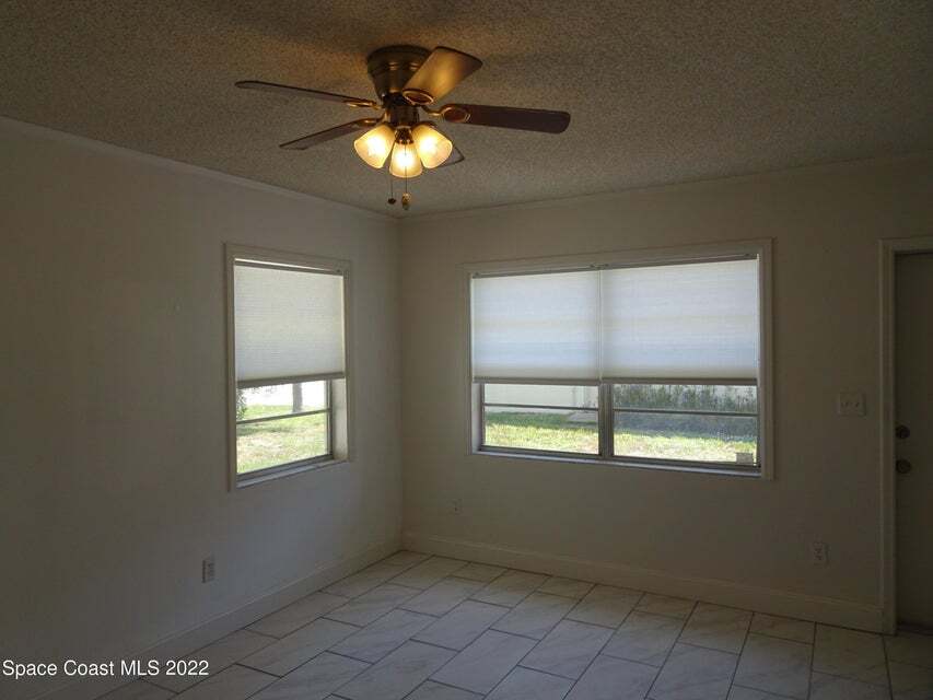 Living room - 18 North Ct