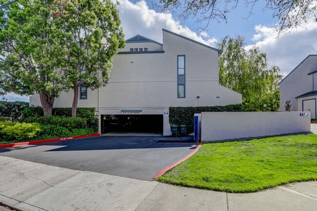 Building Photo - 845 Woodside Way