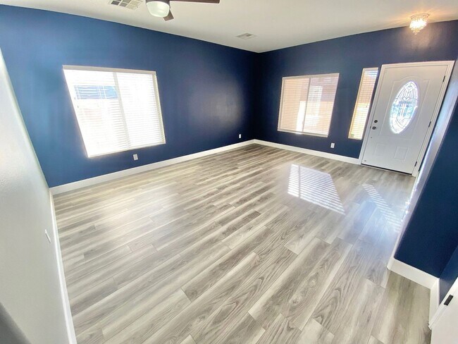 Building Photo - BEAUTIFUL 3 BEDROOM 2 FULL BATHS SINGLE ST...