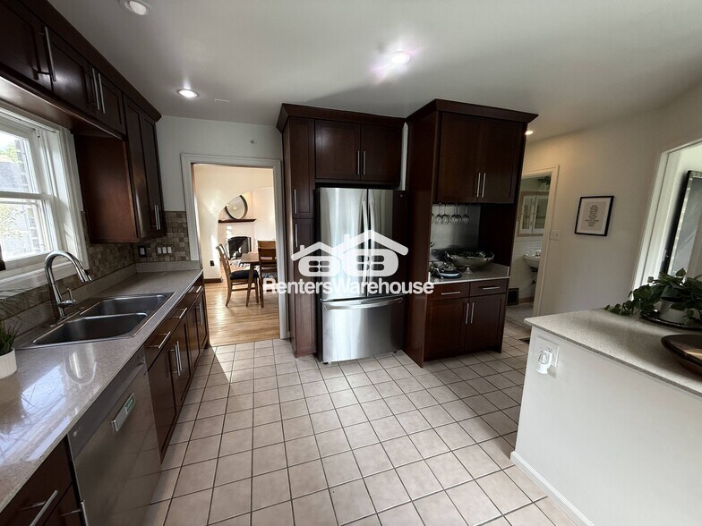 Building Photo - 4555 Highland Dr.