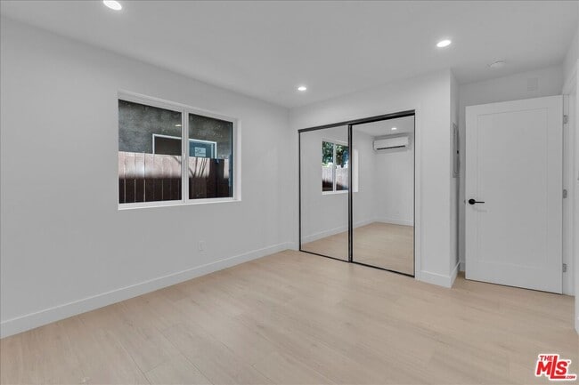 Building Photo - 6913 Encino Ave