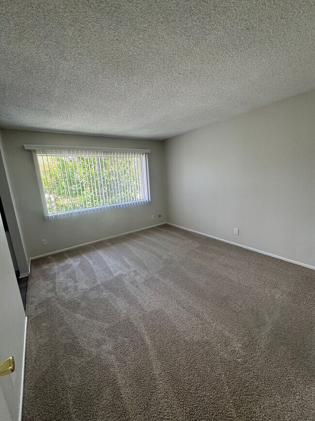 Building Photo - 3 Bed + 1.5 Bath Townhouse