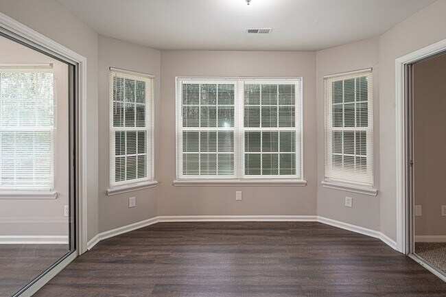 Building Photo - Updated 2 Bed, 2 Bath Condo in Charlotte