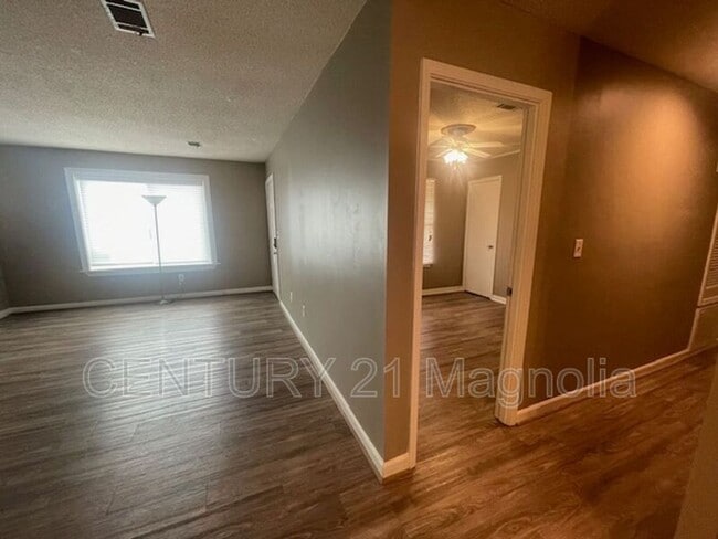 Building Photo - 3615 Goldfinch Dr