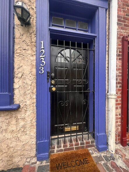 Building Photo - 1233 Saint James St