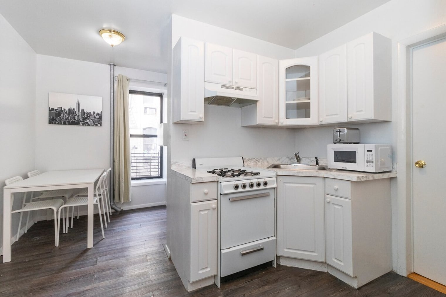 Building Photo - 340 E 94th St