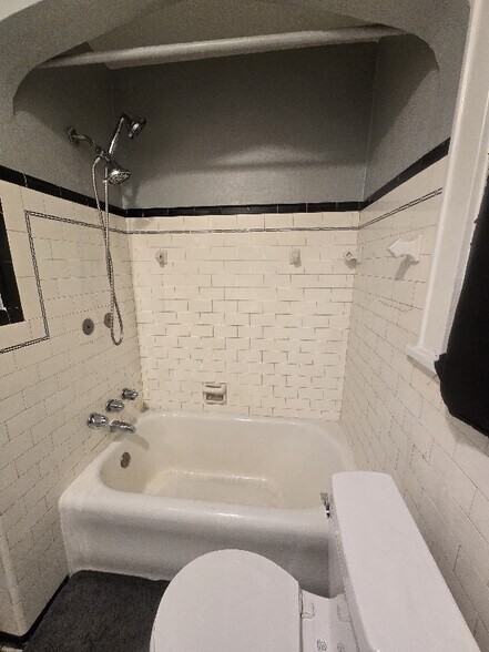 Building Photo - 327 Rustic Ave