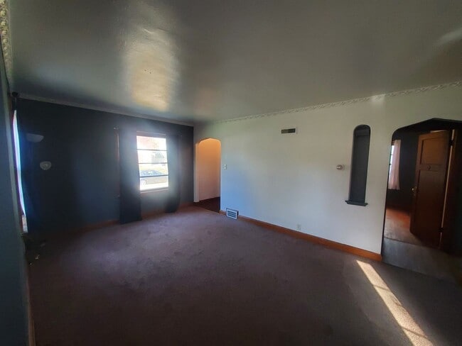 Building Photo - 3 Bedroom Single Family