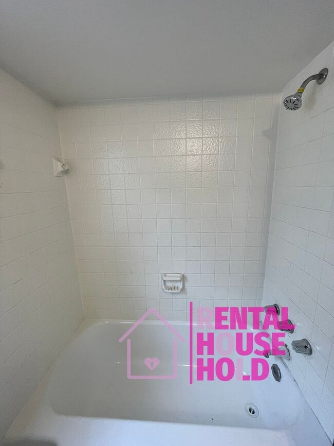 Building Photo - ~ 3 BEDROOM | 1 BATH | FREE PRE SCREEN