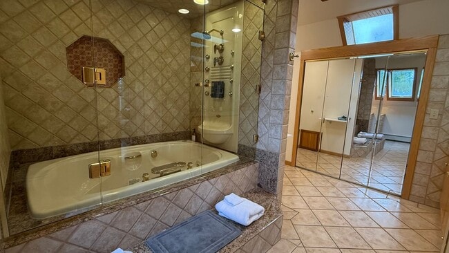 Building Photo - 3 Bed, 2.5 Bath - Beautifully Updated Down...