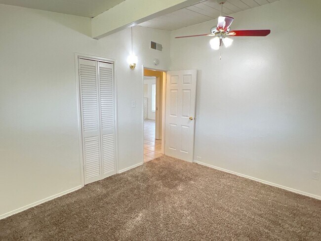 Building Photo - Northeast