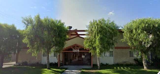 Building Photo - Spacious and Bright Upper Level Unit Ready For Move In!