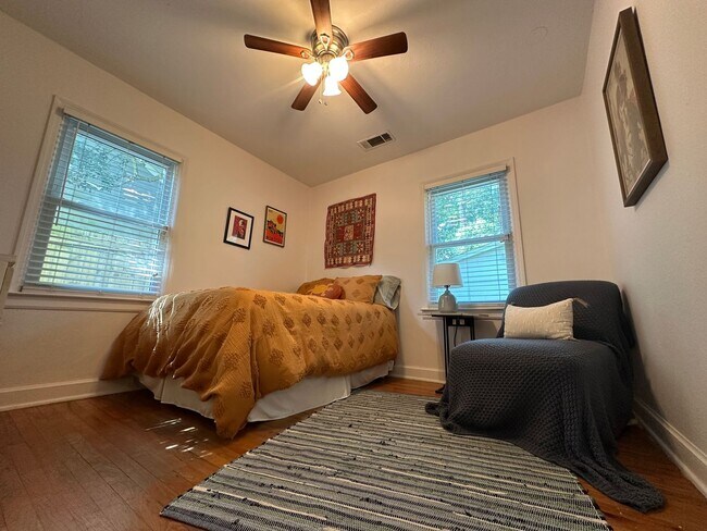 Building Photo - 3 BED | 1 BATH | SPACIOUS GATED BACKYARD |...
