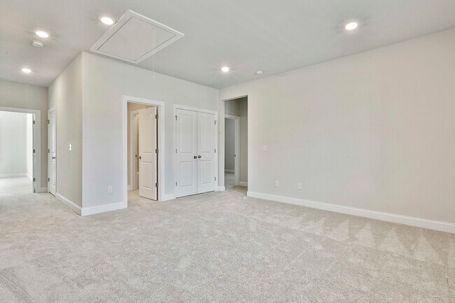 Building Photo - 335 Caledonia Ct