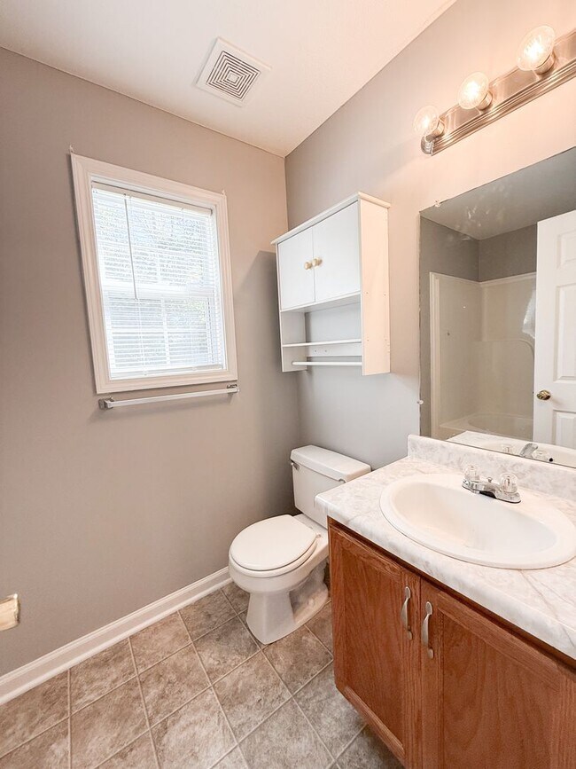 Building Photo - 3 Bedroom 2 Bathroom Home!!