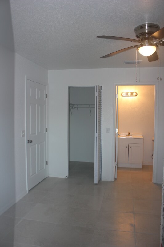 Building Photo - 1123 8th Ave Dr E