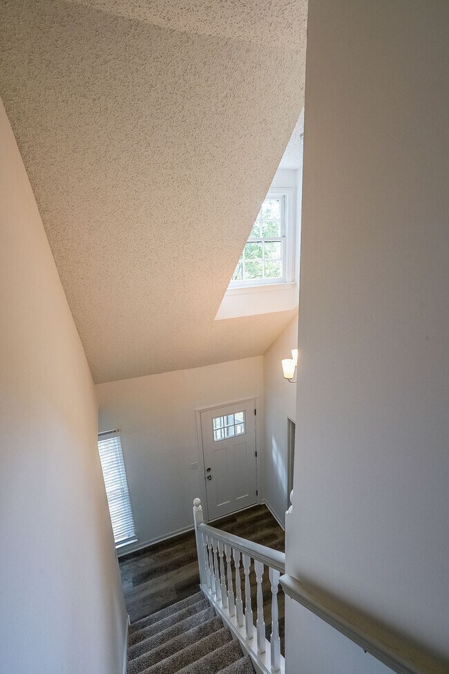 Building Photo - 317 E Claiborne Ct
