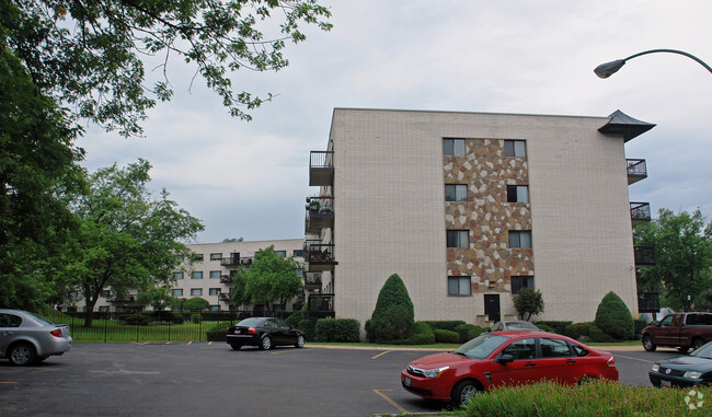 Building Photo - Forest Villa Condominiums