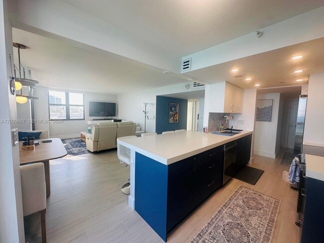 Building Photo - 2555 Collins Ave