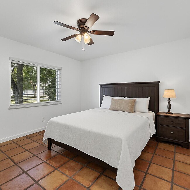 Building Photo - 1974 SE Tiffany Ave