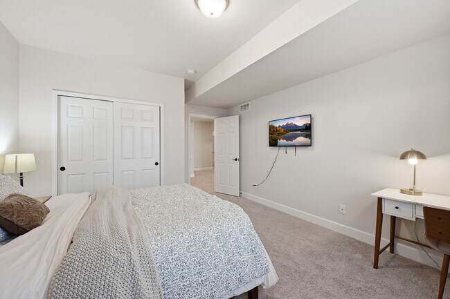 Building Photo - 5765 Mammoth Ln