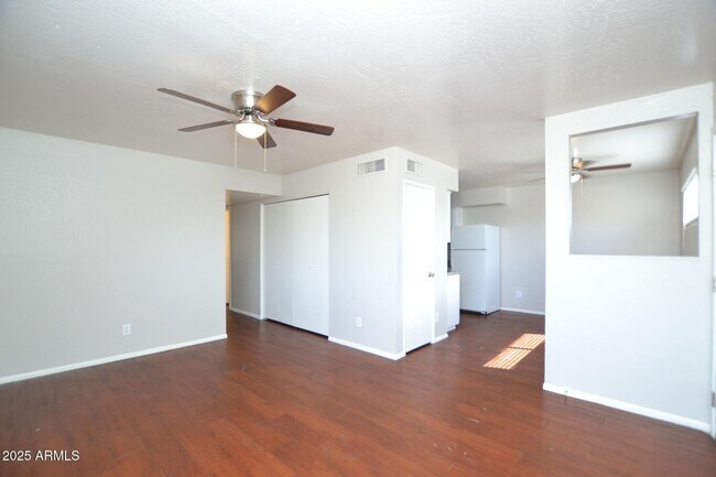 Building Photo - 1934 W Village Dr