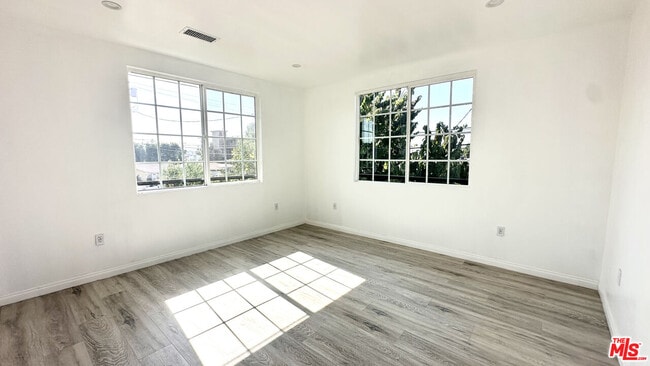 Building Photo - 16023 Wyandotte St