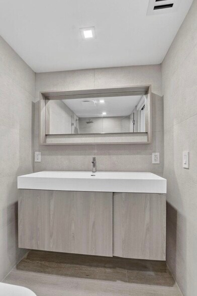 Building Photo - 7835 Lakeside Blvd