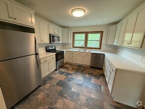 Building Photo - Large 4-Bed Brick Rancher with 2-Car Attac...