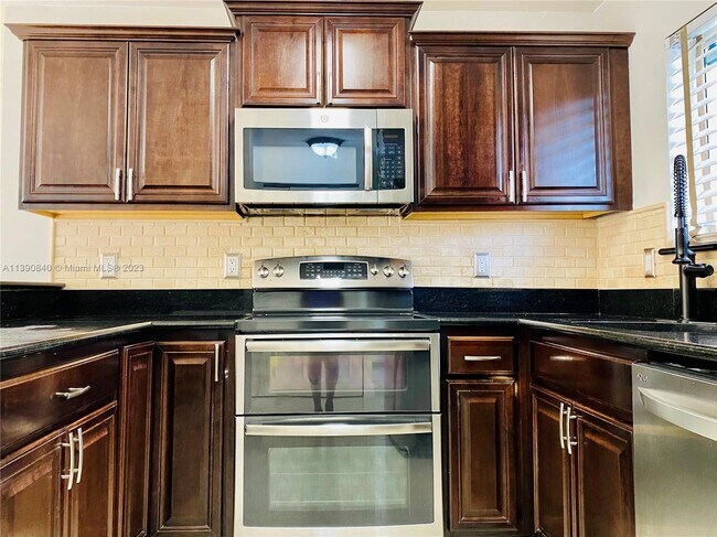 Primary Photo - 6225 SW Kendale Lakes Cir